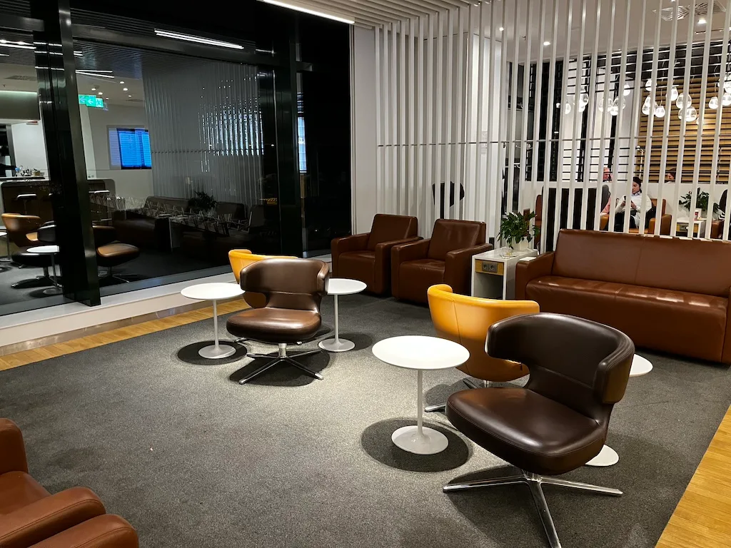 Lounge mit Sesseln und Couchen in warmen Farben