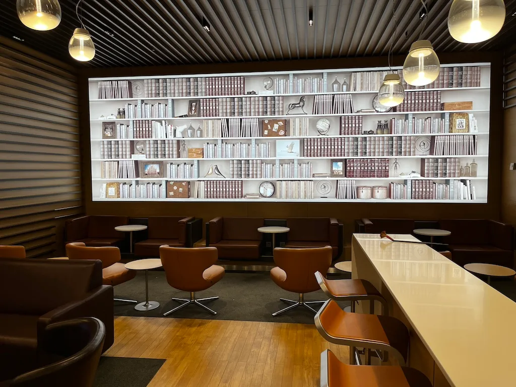 Lounge mit Bücherregal und Sitzmöbeln