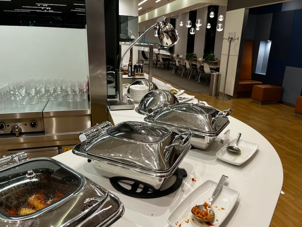 Buffet mit Schalen und Gedeck im Loungebereich