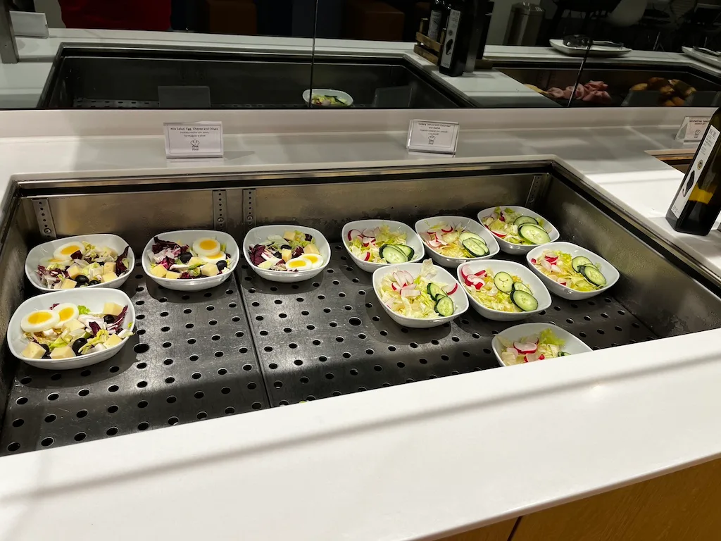 Salatbuffet mit verschiedenen Salaten in runden Schalen