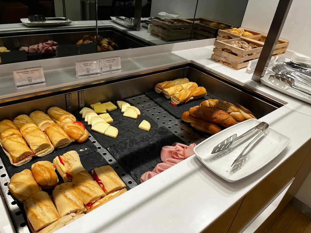 Frühstückslounge mit Sandwiches und Käse