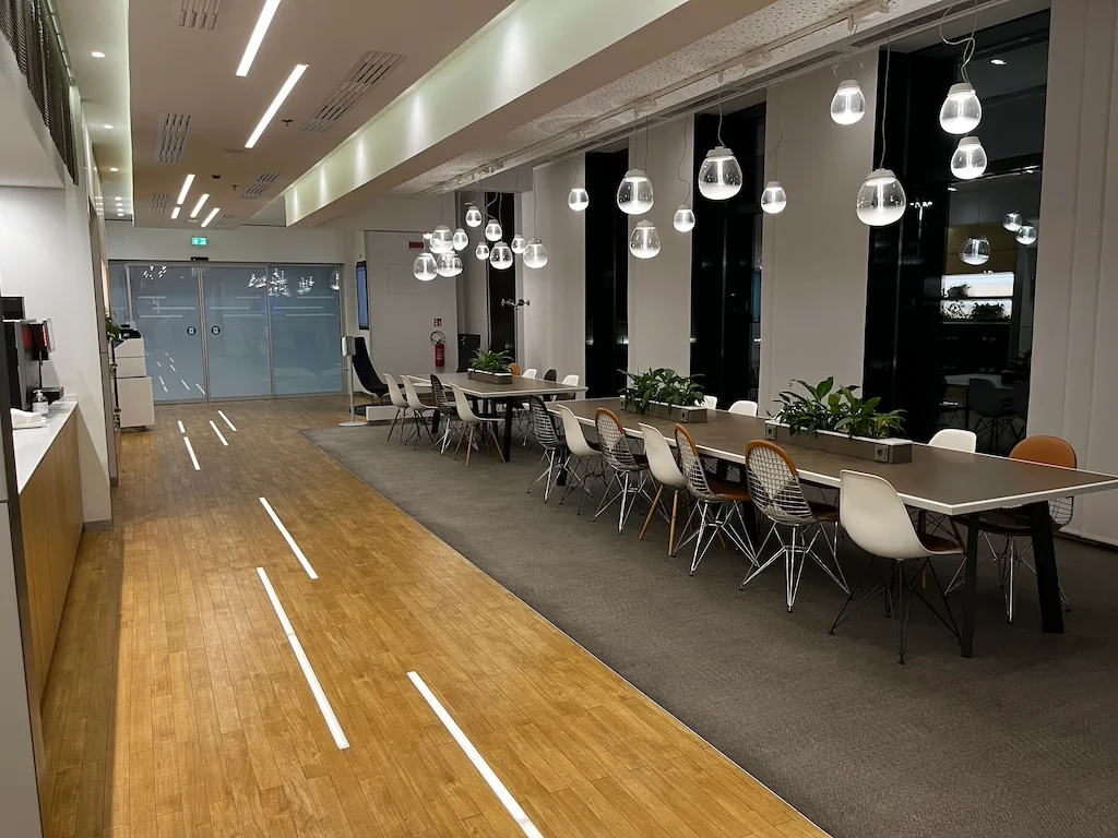 Moderne Lounge mit Holzboden und hängenden Lampen