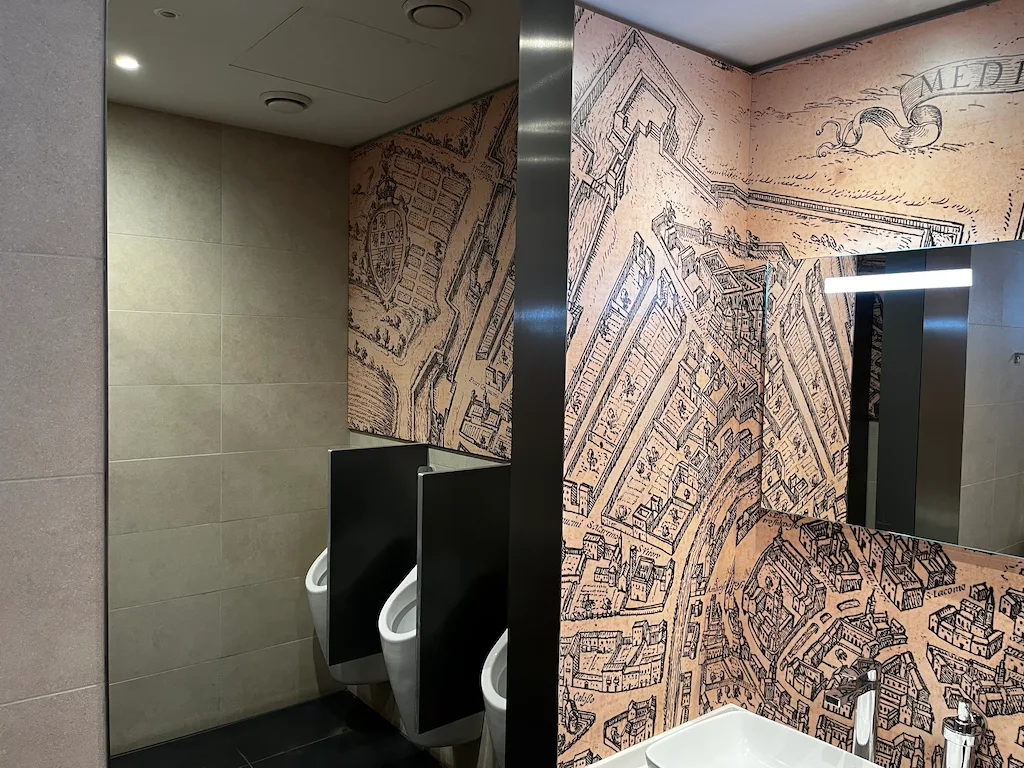 Männliche Toilette mit urbane Wanddekoration