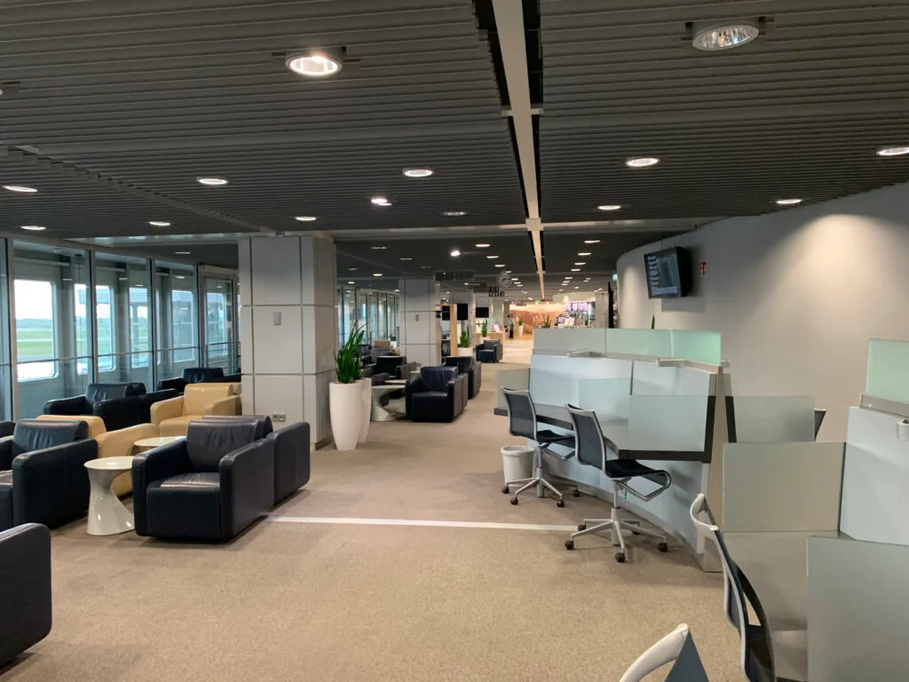 Loungebereich mit Sitzgelegenheiten und Shop im Flughafen Düsseldorf während Corona