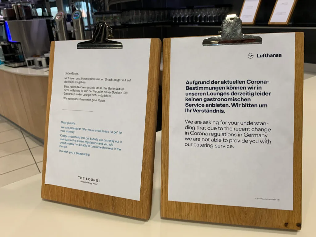 Lufthansa-Lounge-Schild mit Corona-Bestimmungen