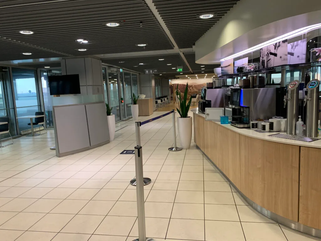 Loungebereich mit Kaffeemaschinen und Pflanzen