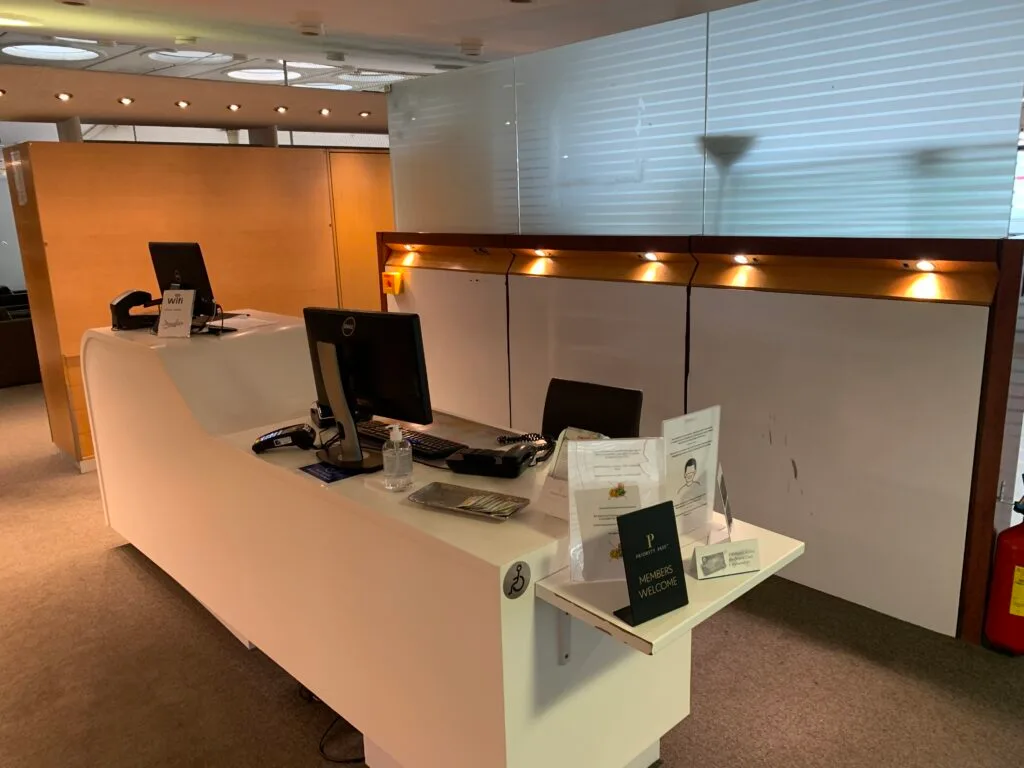 Lounge mit Bar und Sitzbereich