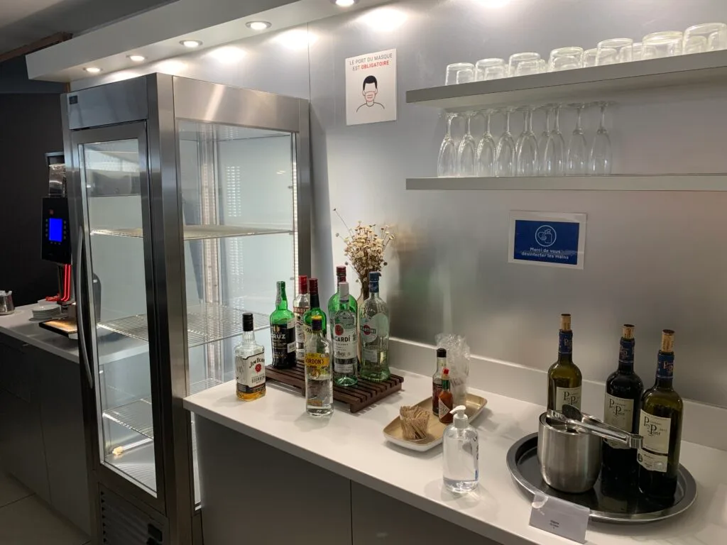 Bar mit Getränken und Gläsern im Flughafensalon während Corona
