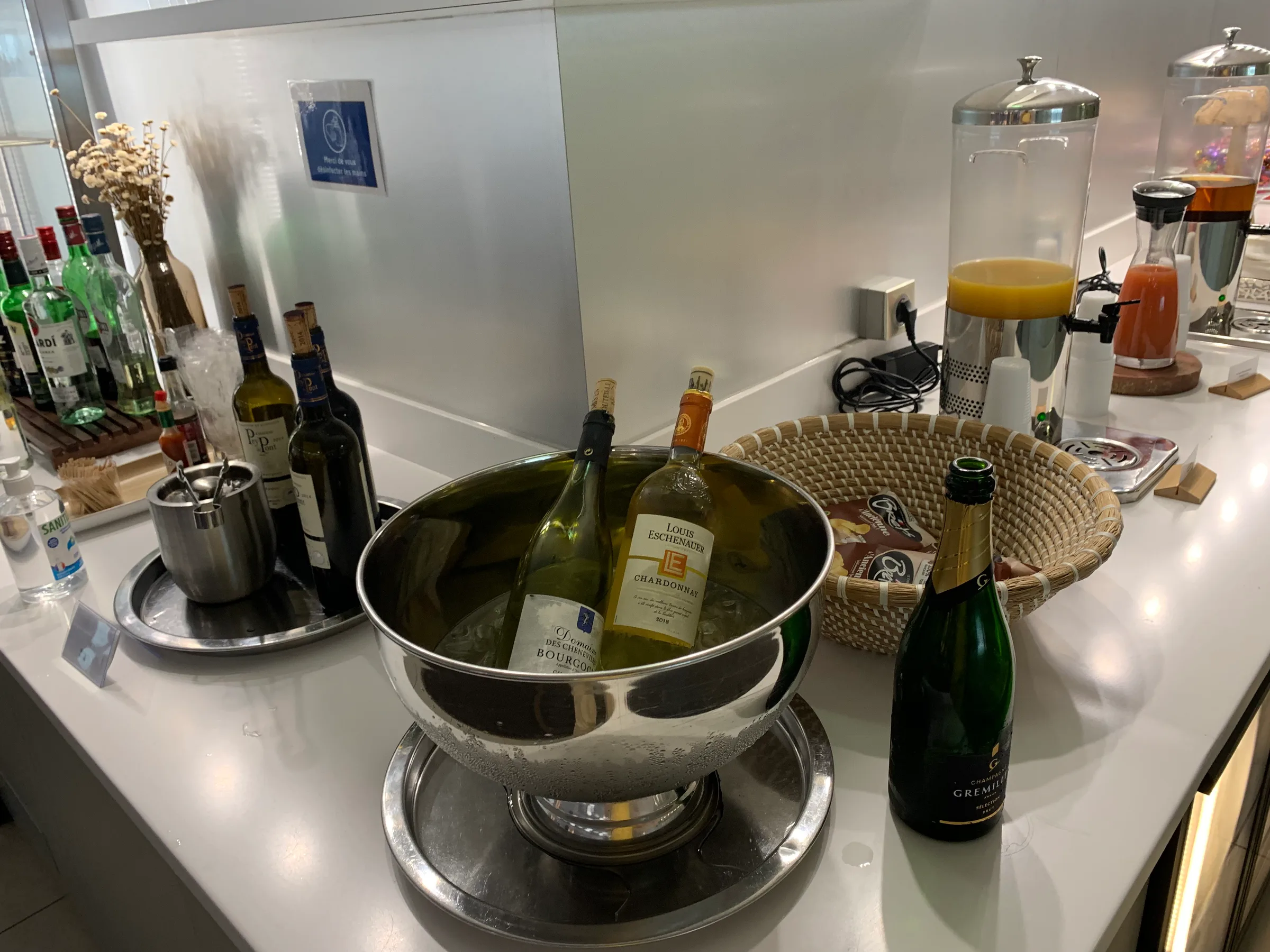 Weinflaschen und Champagner im Kühler auf Bartheke
