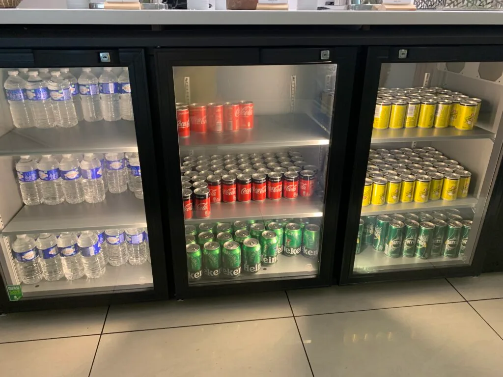 Getränkekühlschrank mit Wasser, Cola, Bier und Limonaden