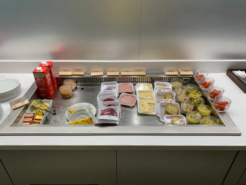 Loungebuffet mit verschiedenen Snacks und Getränken