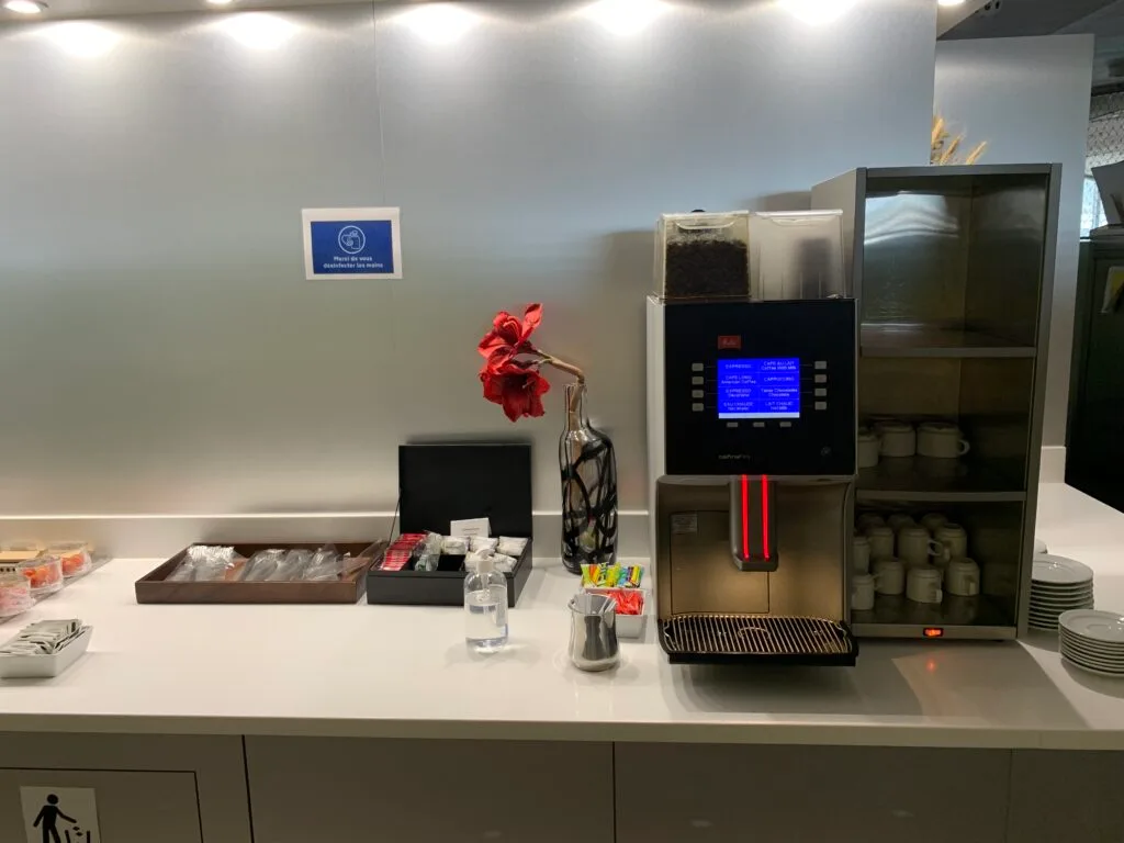 Kaffeeautomat und Kaffeekörnerbehälter auf Barhintergrund