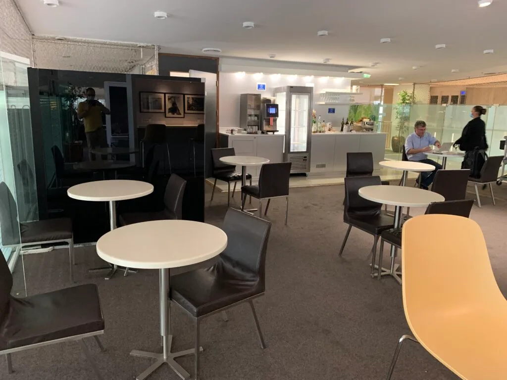 Tür zum Club Lounge mit Holzverkleidung und Glasfenster