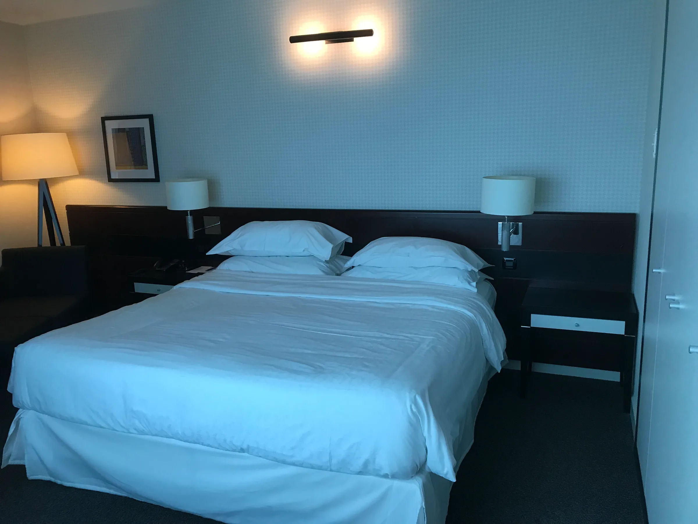 Hotelzimmer mit Doppelbett und Nachttischen