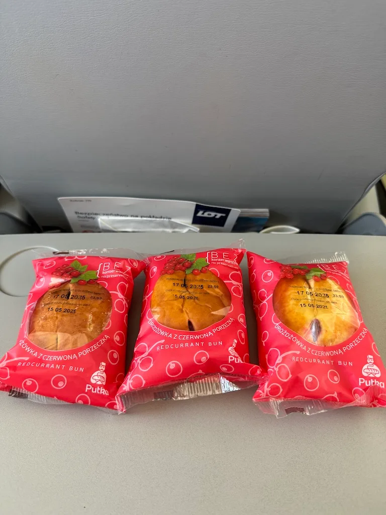 Drei verpackte Rotkäppchenbrötchen auf Tisch
