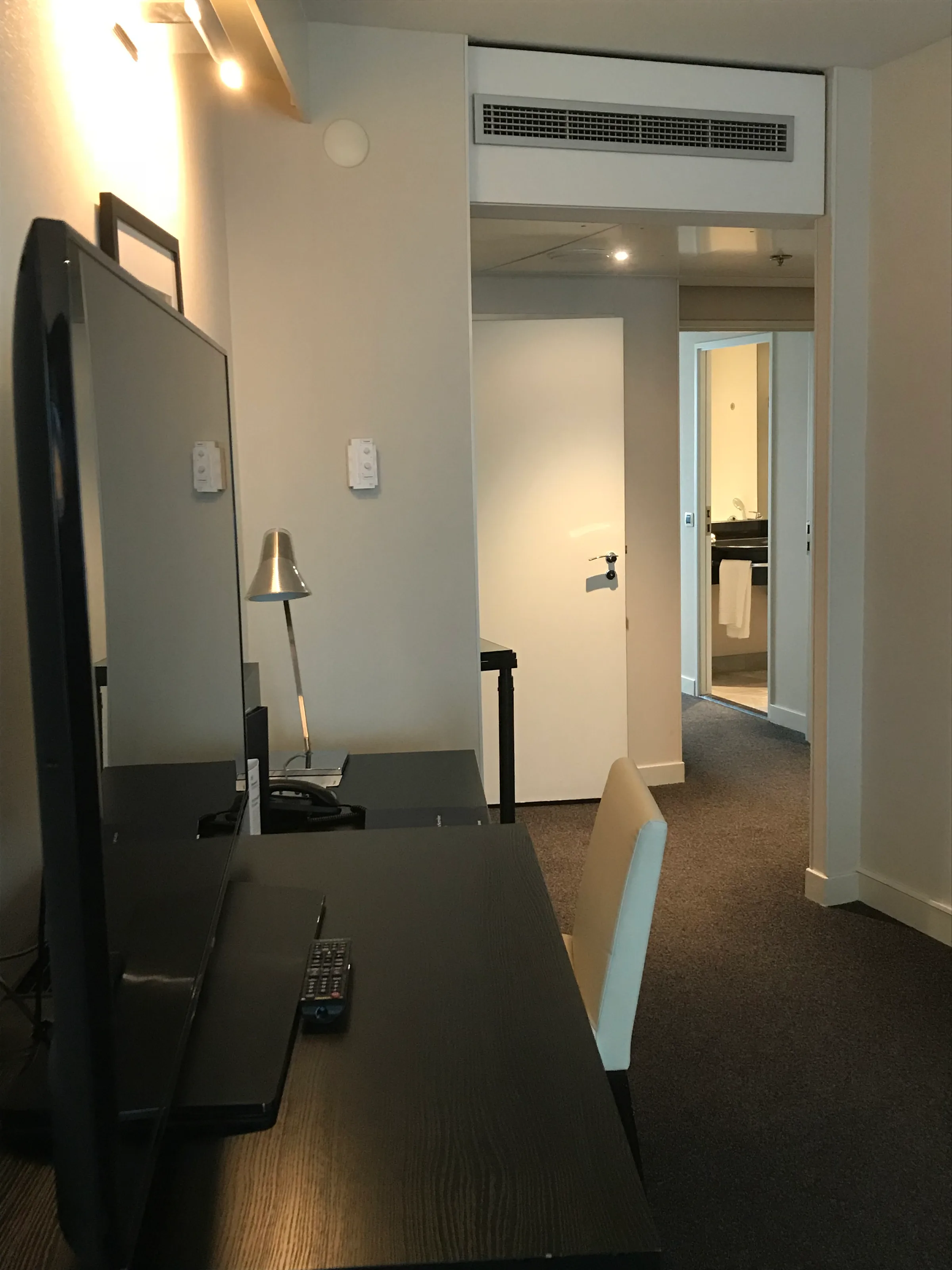 Hotelzimmer mit Schreibtisch und Fernseher