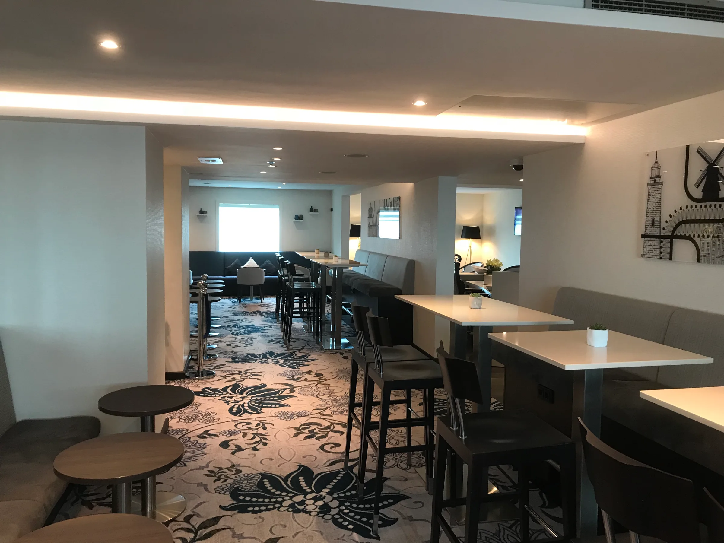 Hotellobby mit Barhockern und Sitzgelegenheiten