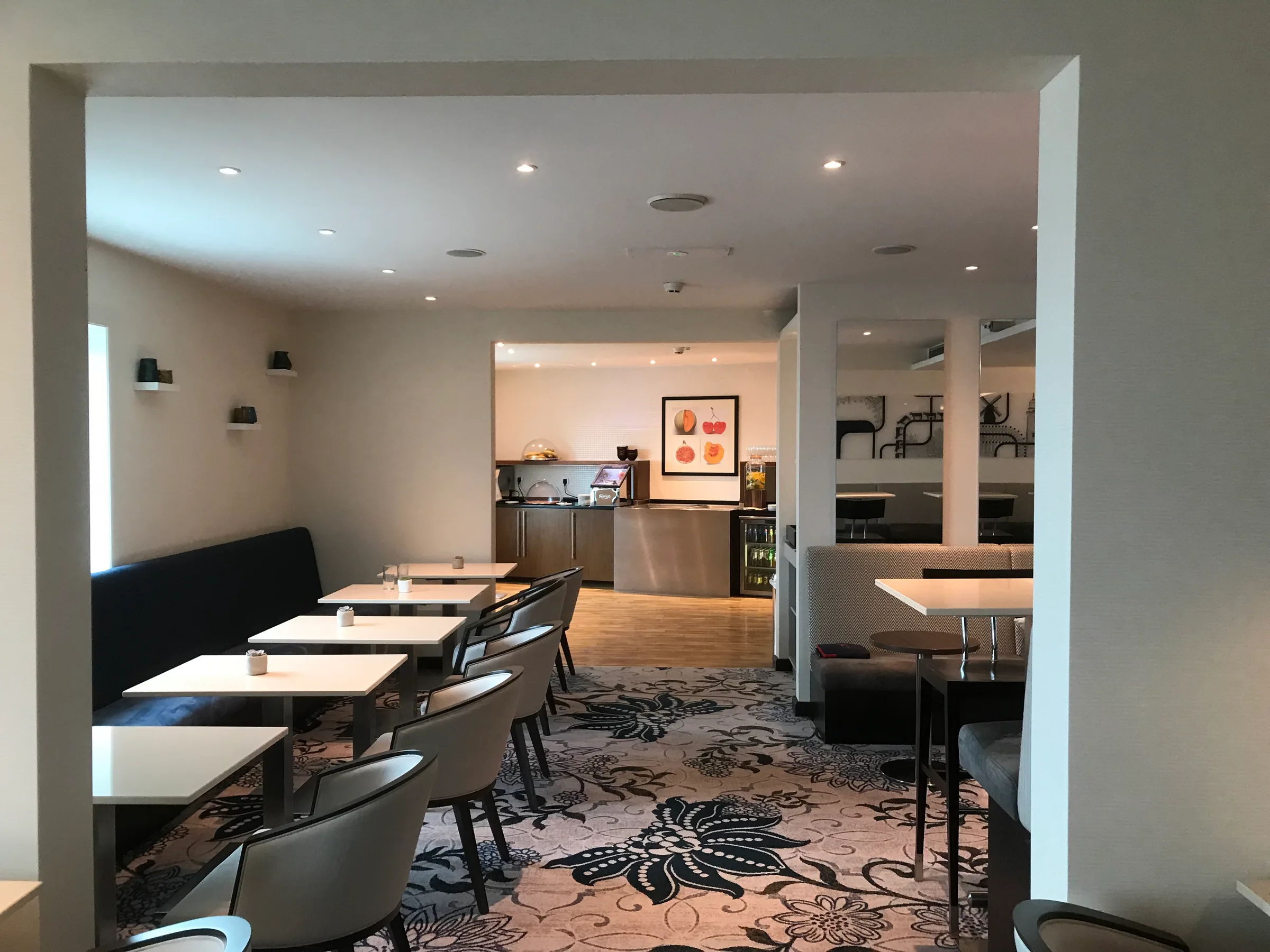 Hotelrestaurant mit Tischen und Stühlen in neutralen Farben