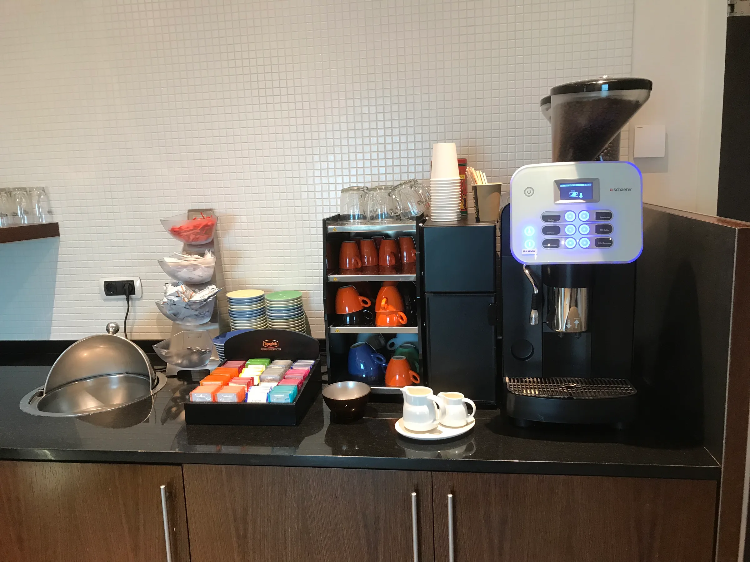 Kaffeebereich mit Kaffeemaschine und Geschirr