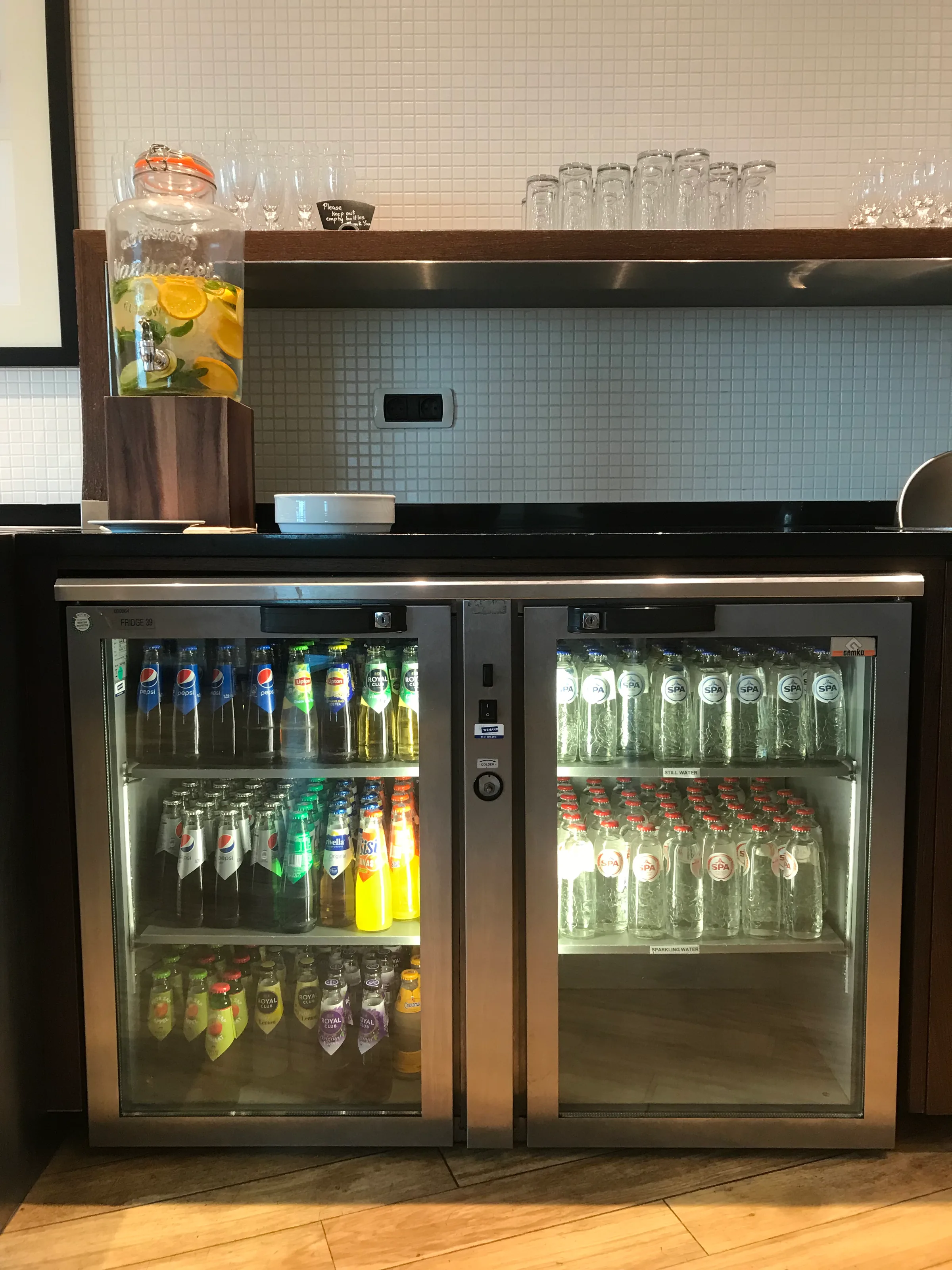 Getränkekühlschrank mit Softdrinks und Mineralwasser