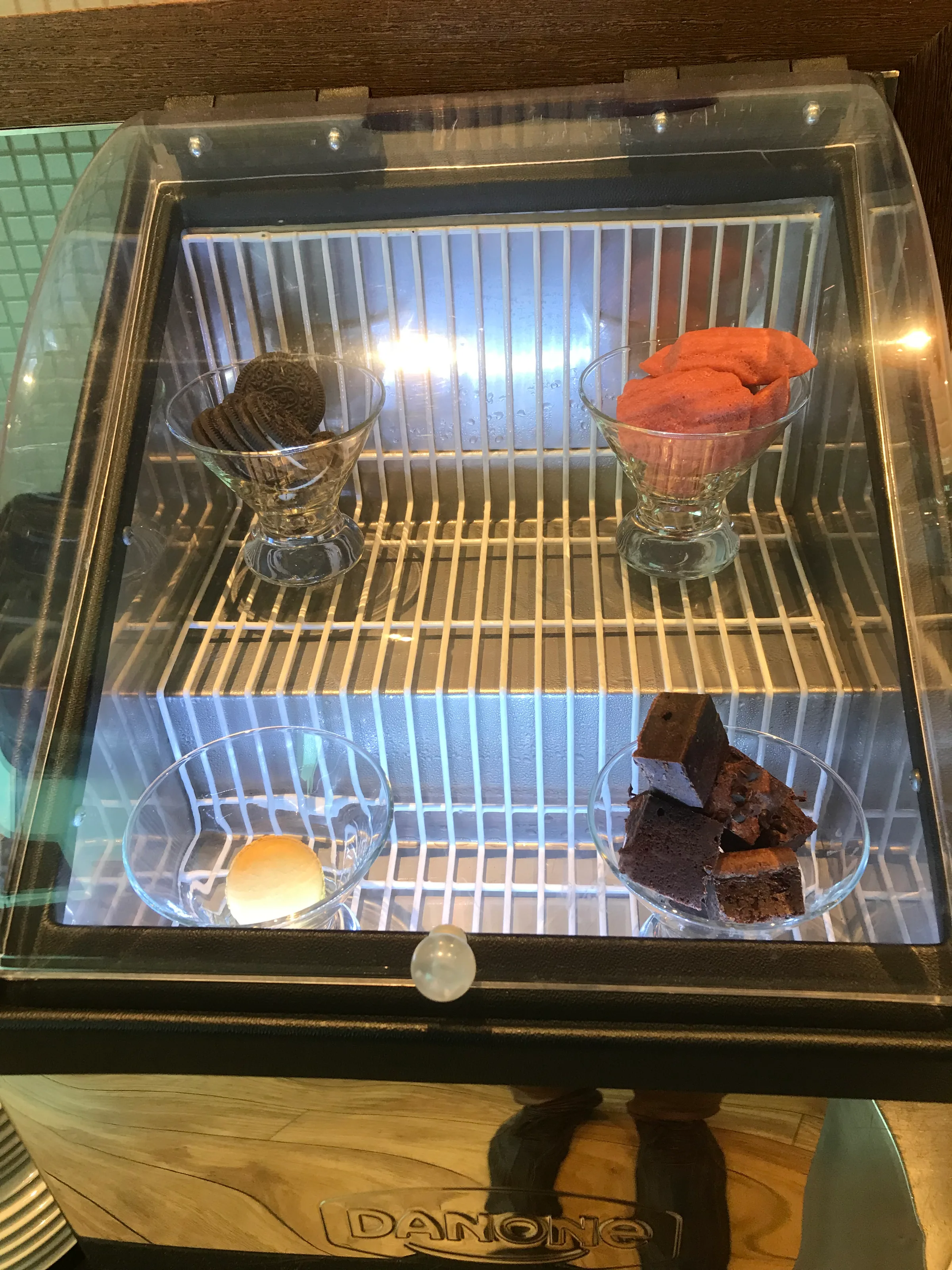 Dessertbuffet mit Schokoladenkuchen, Muffins und Keksen in Gläsern