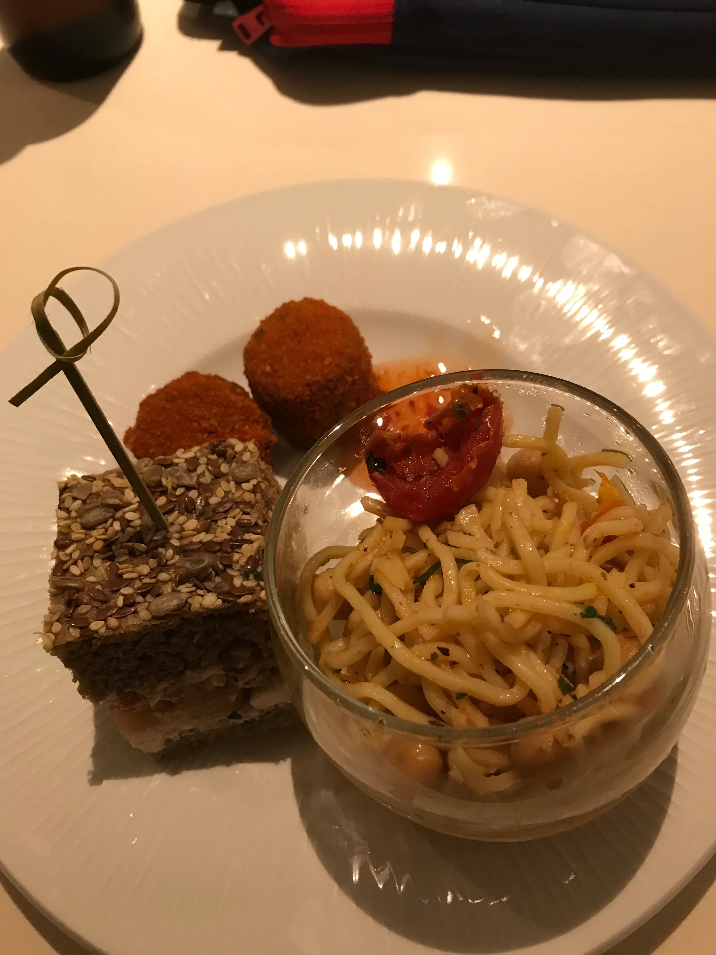 Gedeckter Teller mit Nudeln, Tomate und Käsebällchen