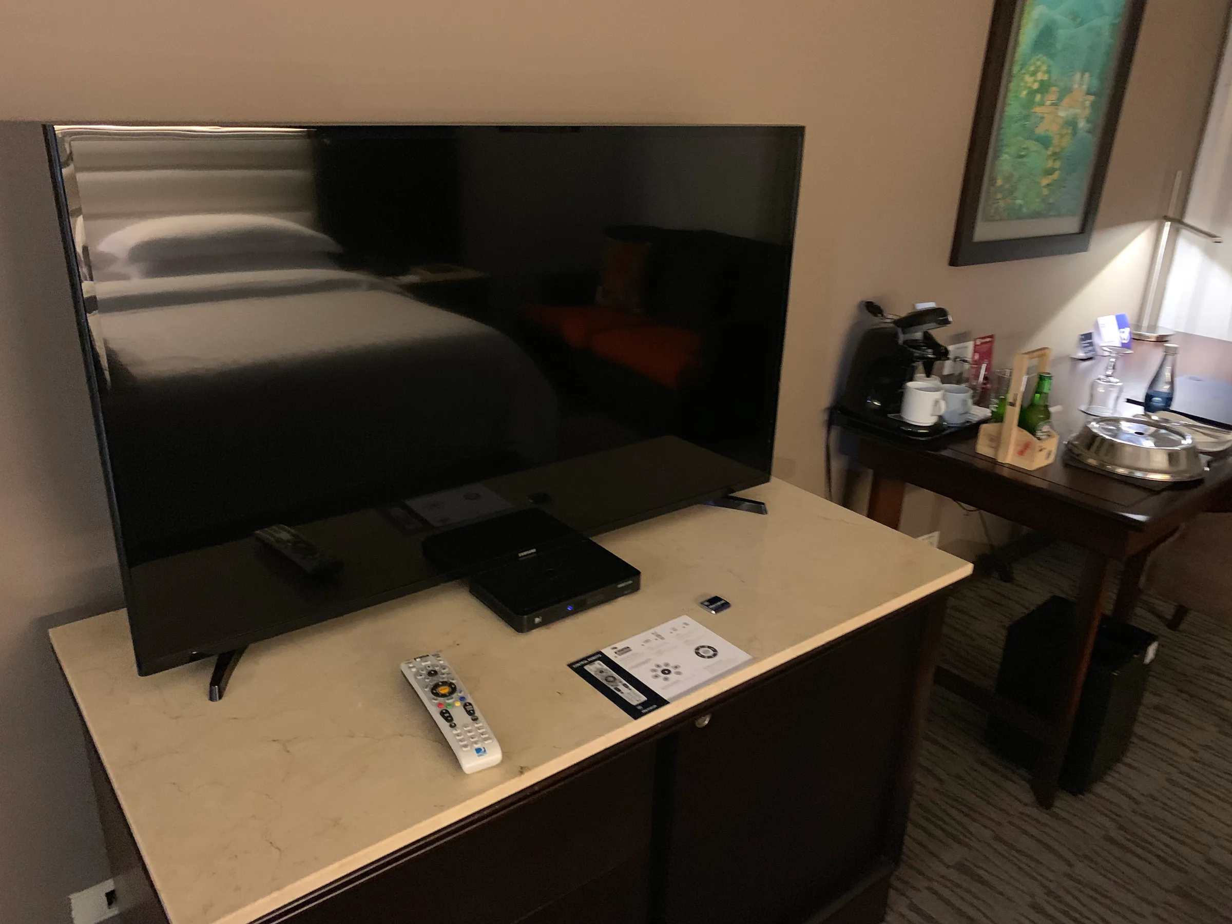 Hotelzimmer mit Fernseher auf Marmorsockel