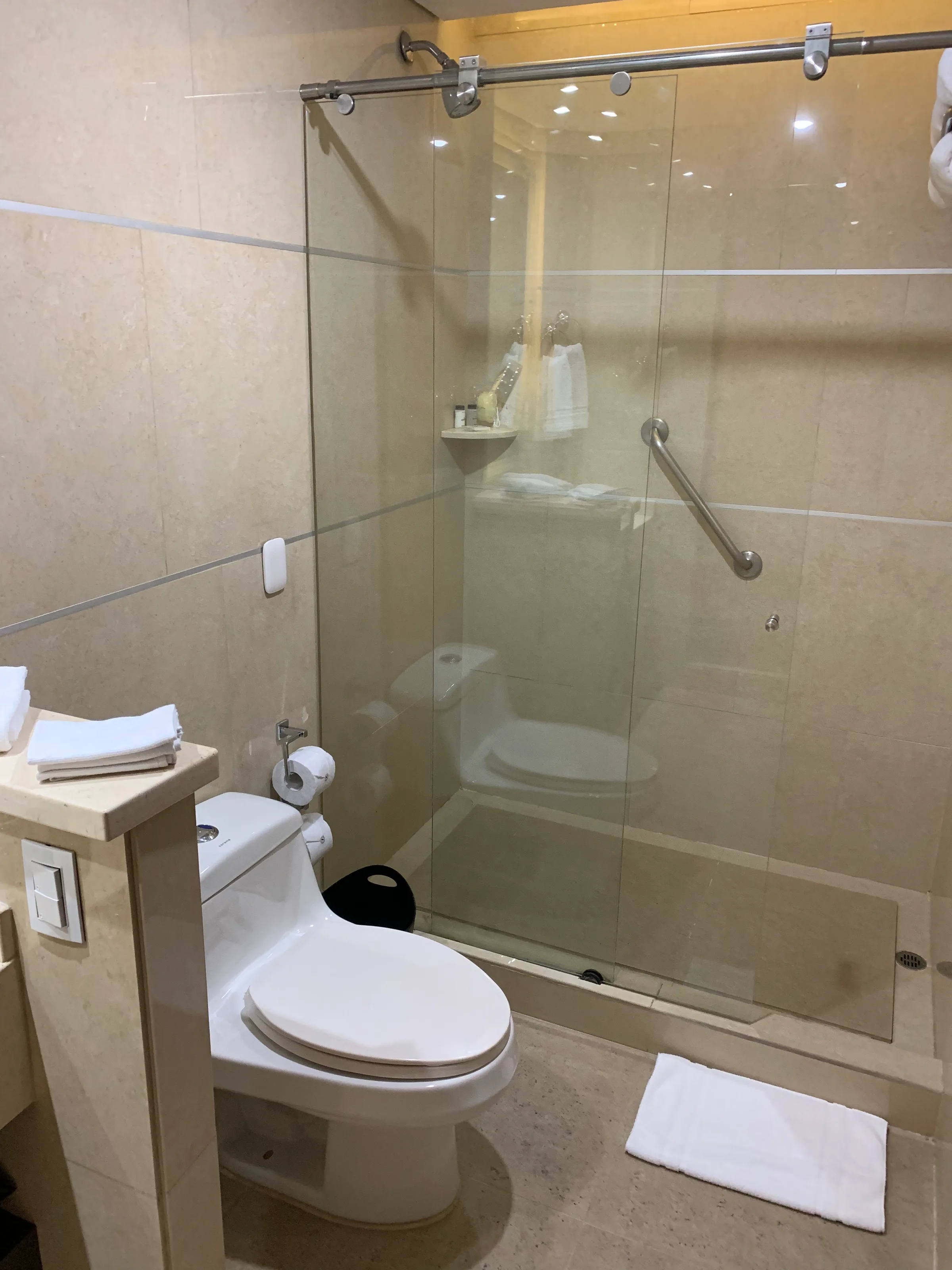 Hotelbad mit Dusche und Toilette