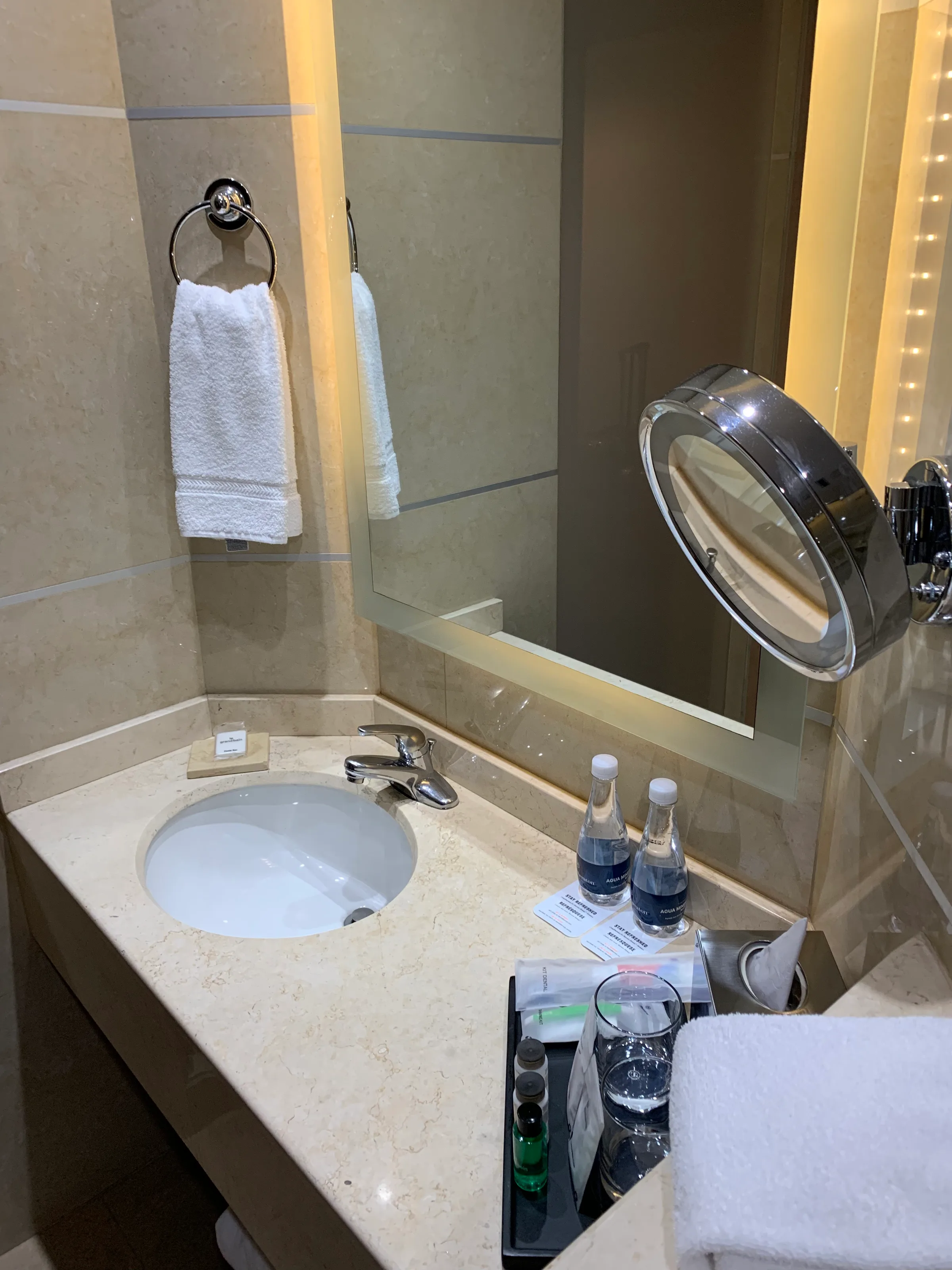 Hotelwaschtisch mit Spiegel und Handtuchhalter