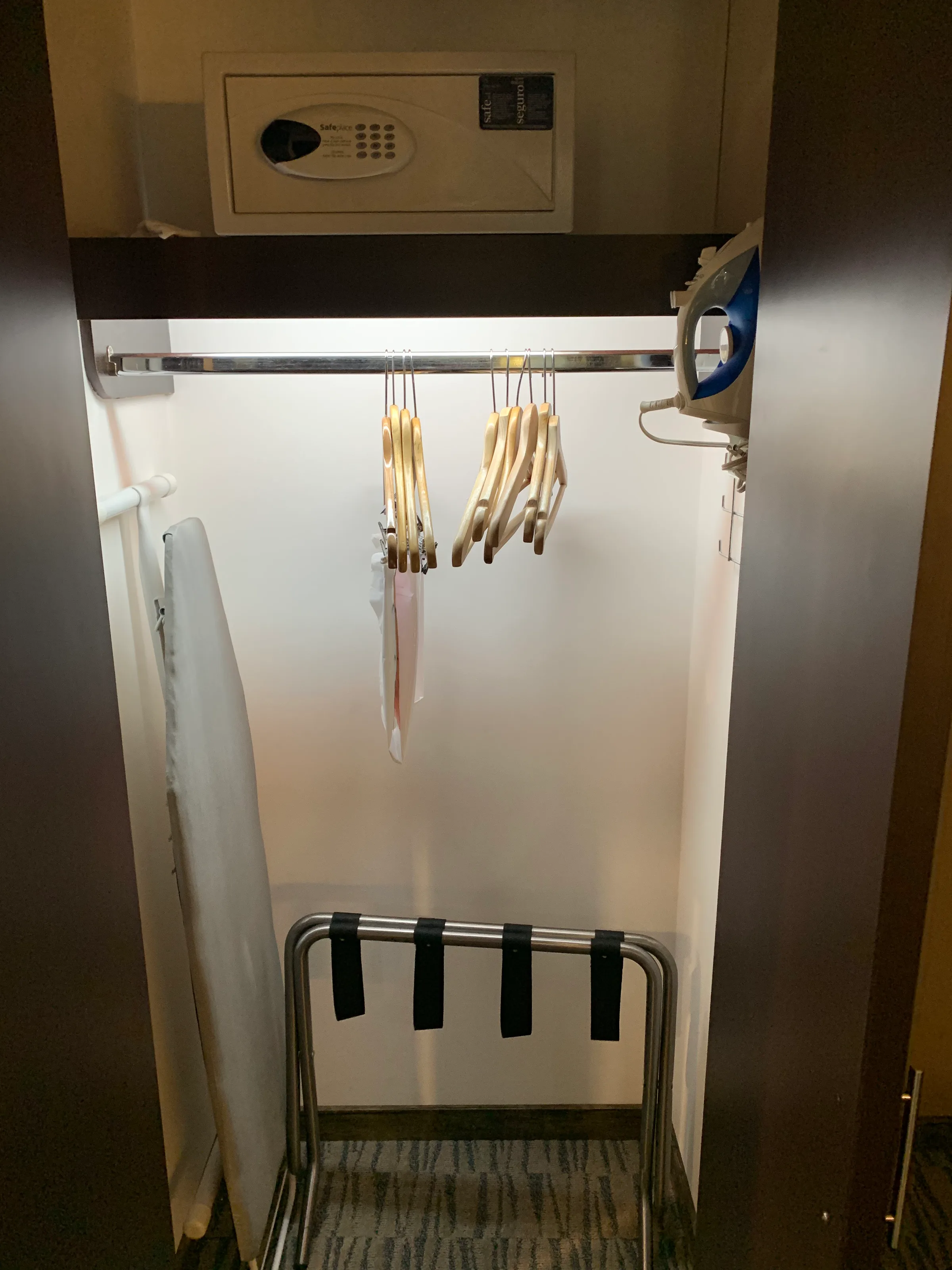 Hotelgarderobe mit Kleiderbügeln und Bügeleisen