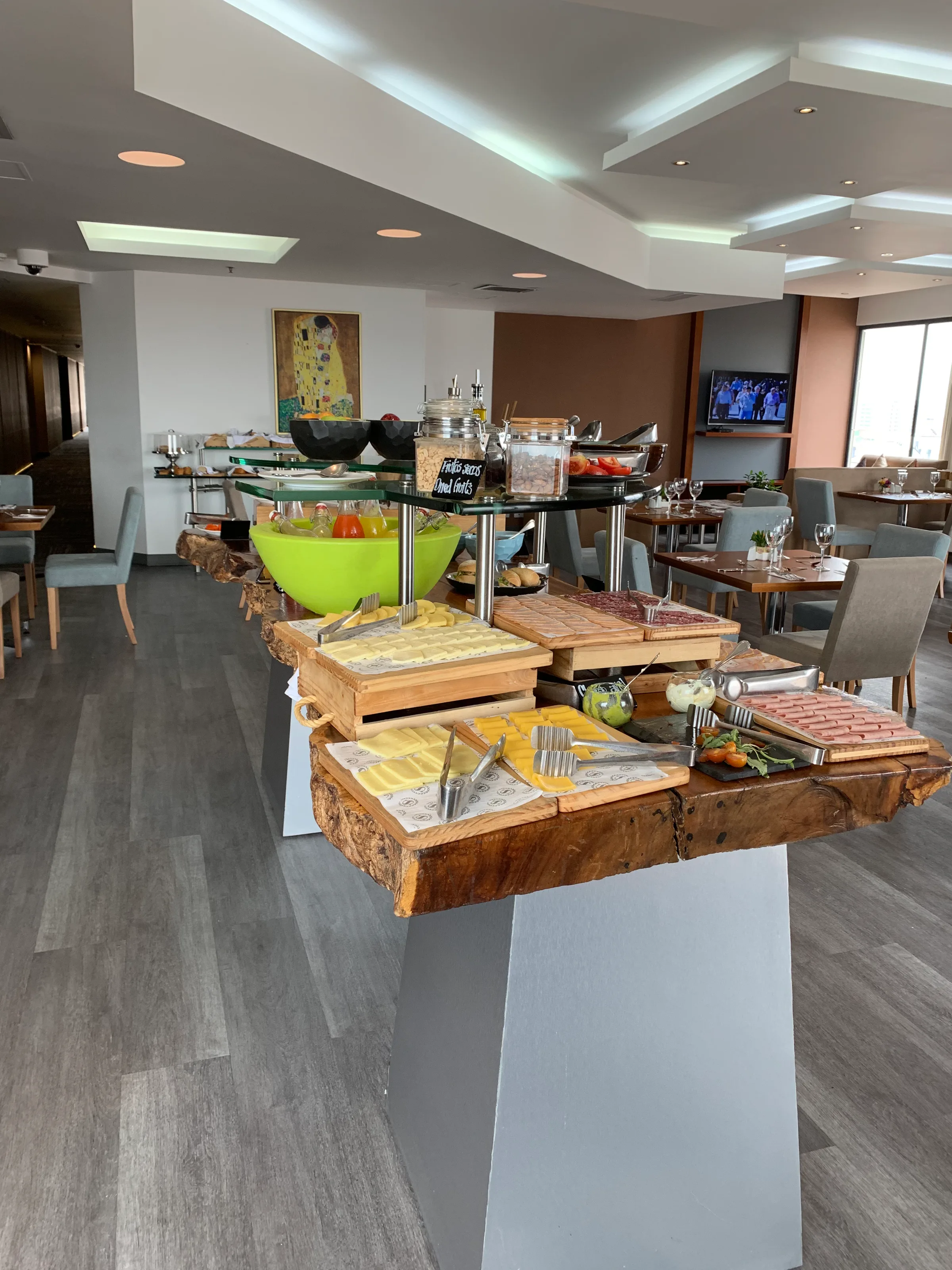 Frühstücksbuffet mit verschiedenen Speisen auf Holzplatten