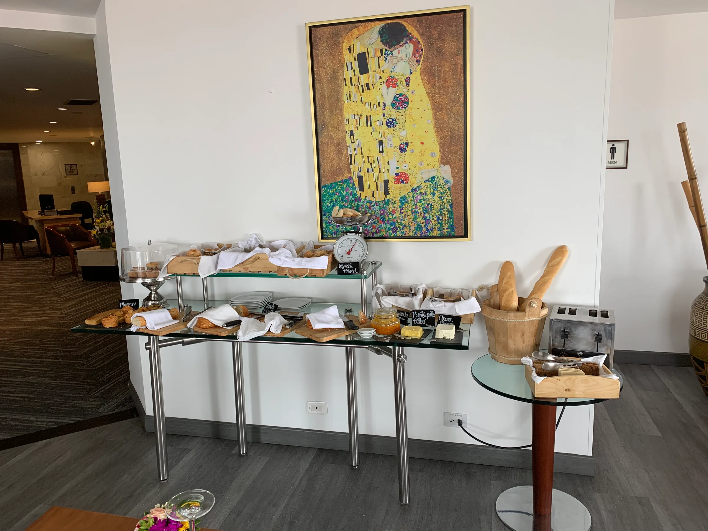 Frühstückstisch mit Brot und Butter im Hotellobby