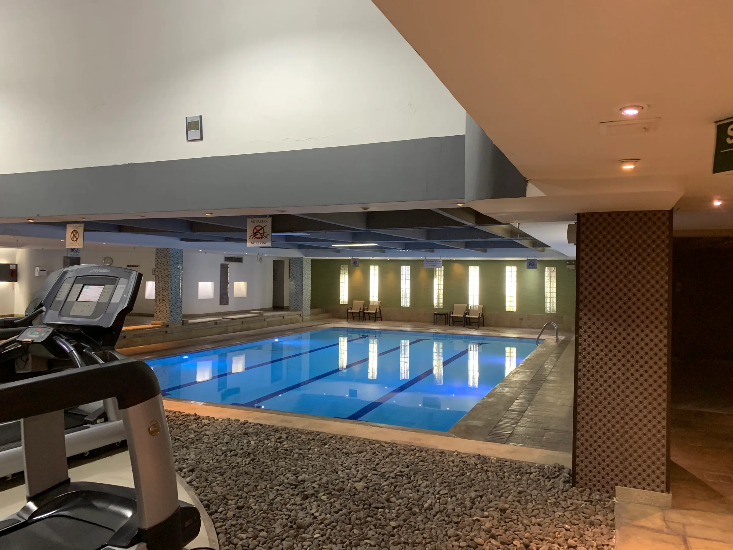Indoor Pool mit Laufband im Hotel