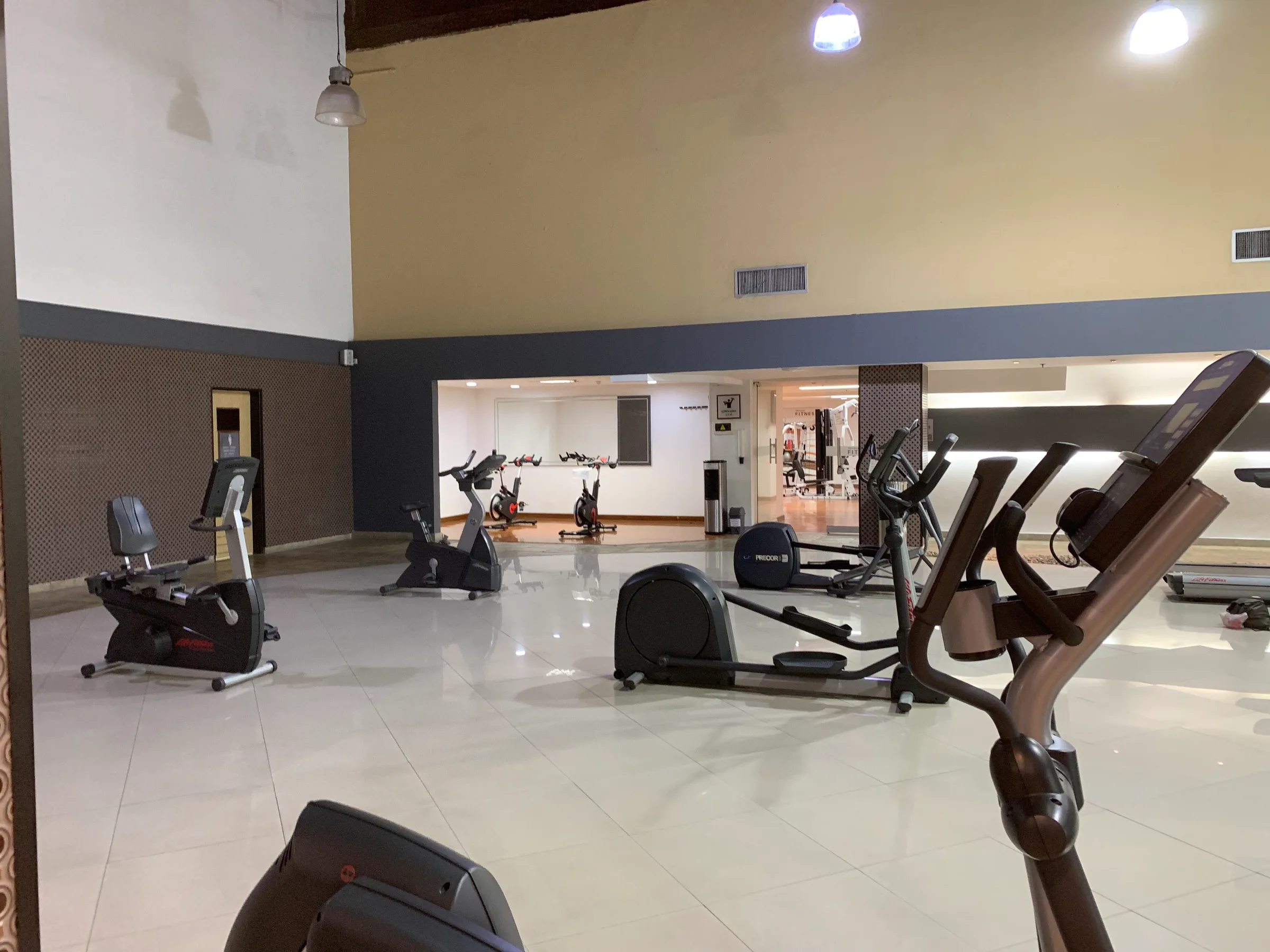 Fitnessraum mit Laufbändern, Elliptikern und Fahrrädern
