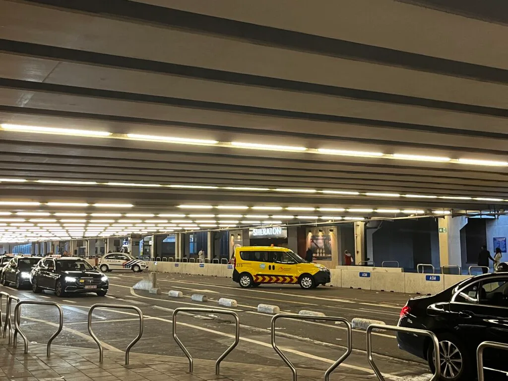 Taxi und Polizeiautos im Parkhaus des Sheraton Hotels