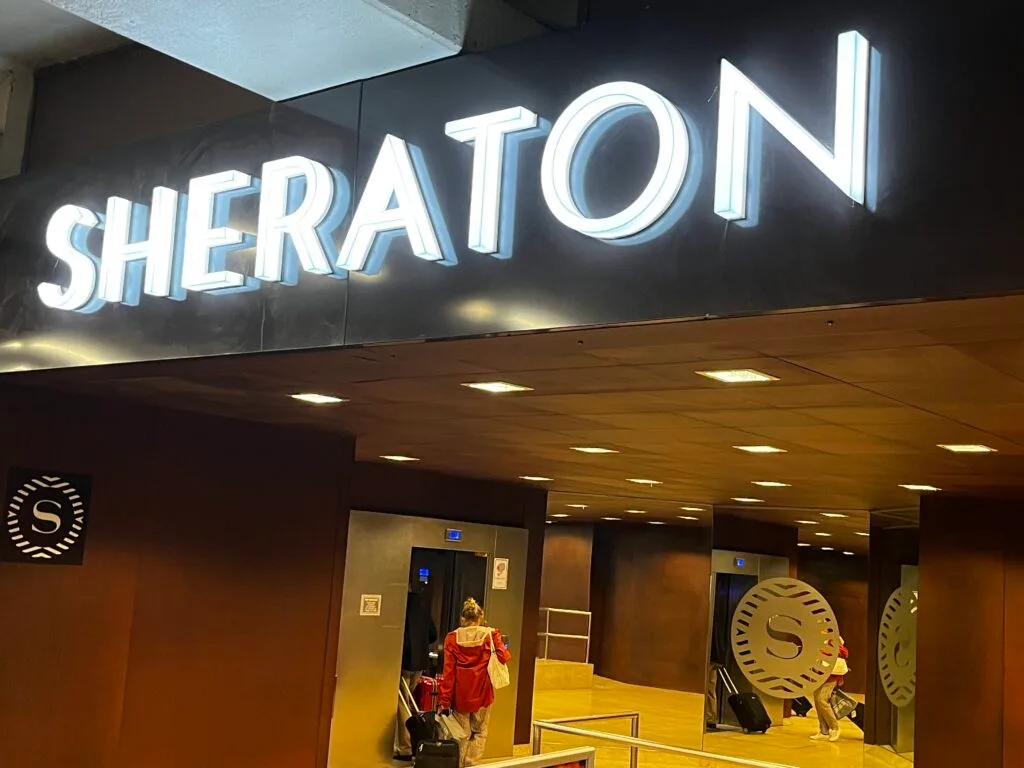 Eingang zum Lufthansa Senator Café mit Öffnungszeiten