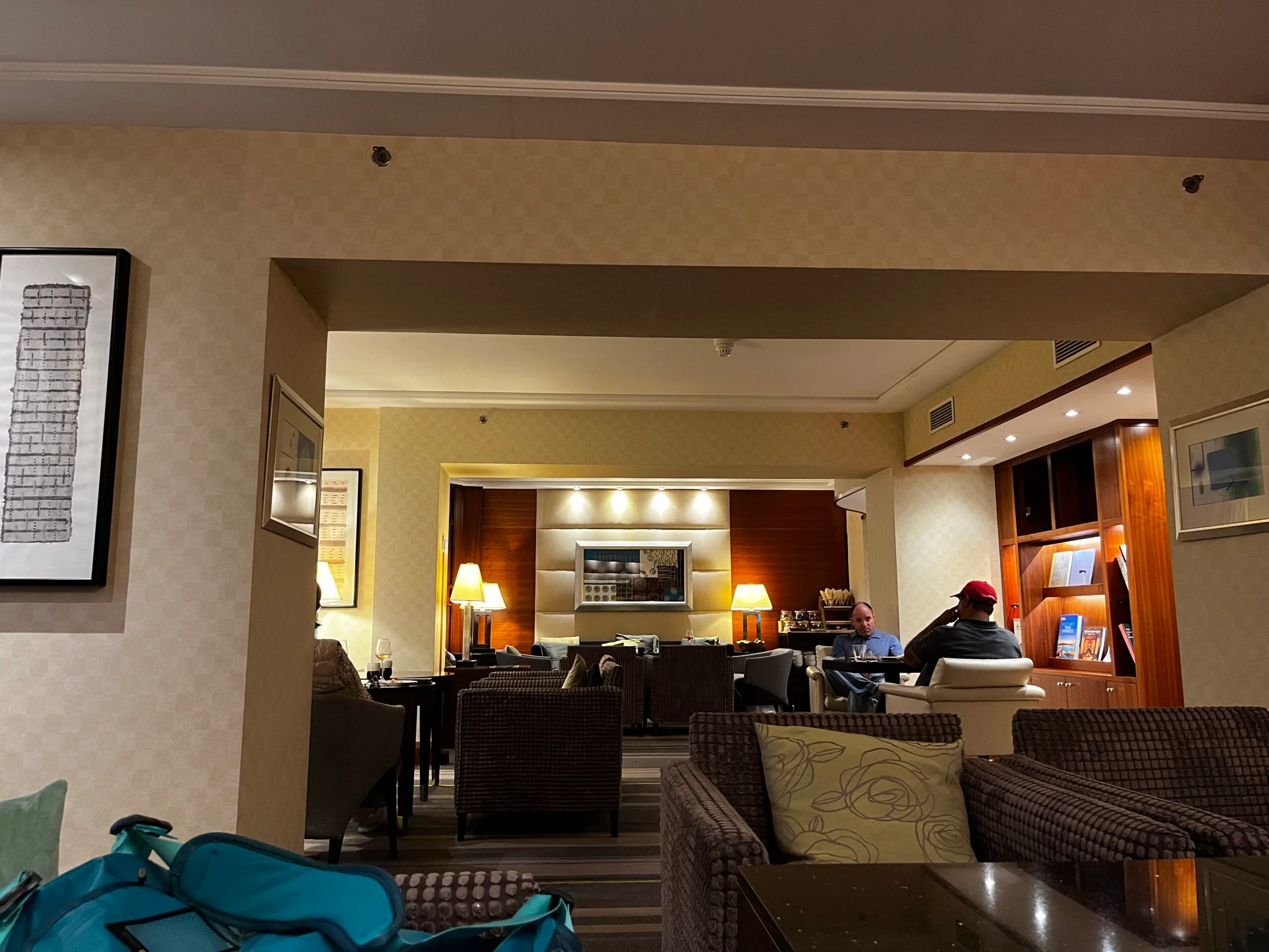 Buffet mit verschiedenen Speisen und Geschirr auf weißem Tisch