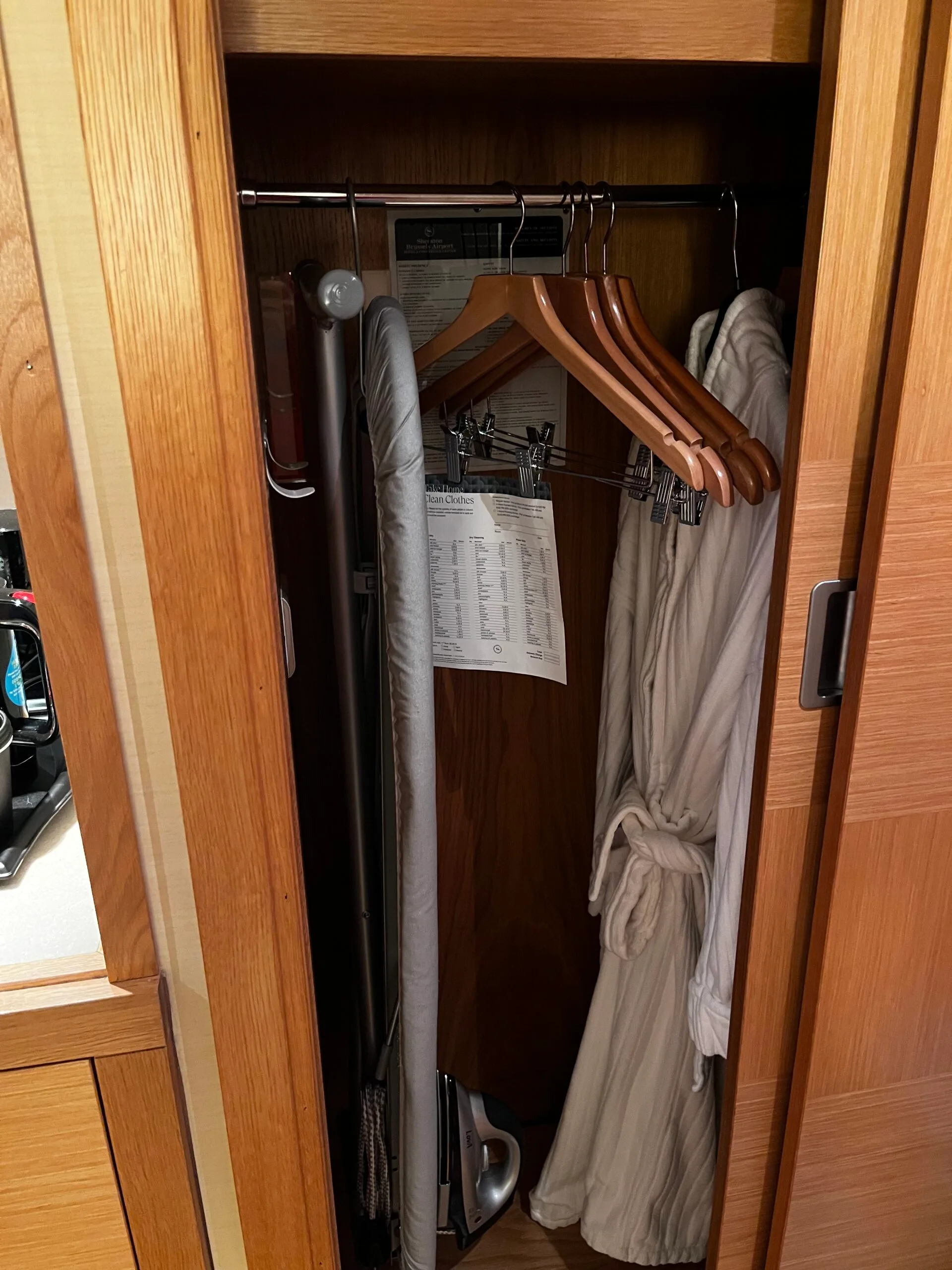Buffet mit verschiedenen Speisen und Getränken in einem Flughafen-Hotel