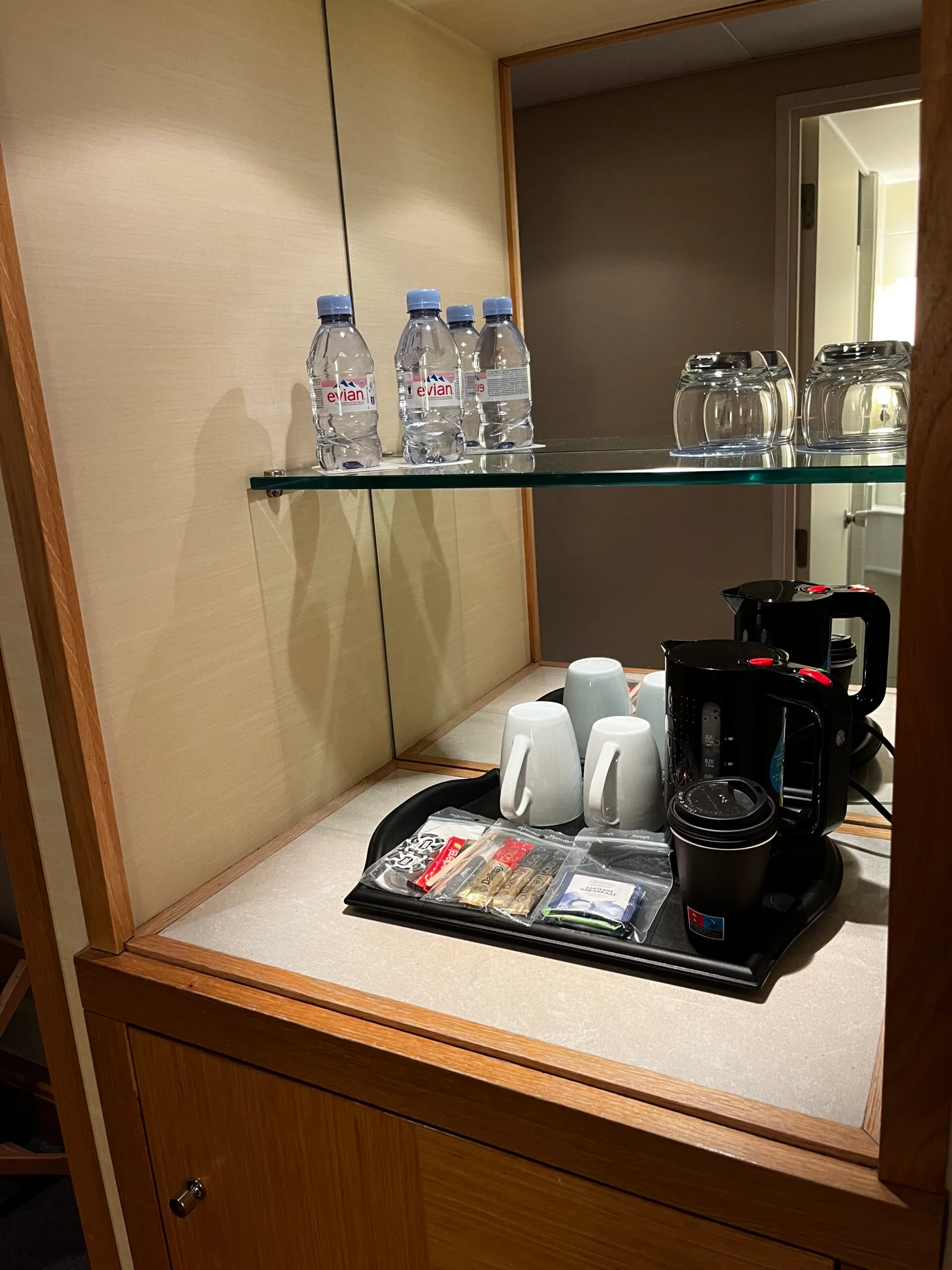 Hotellobby mit Barhocker und Getränkehalter