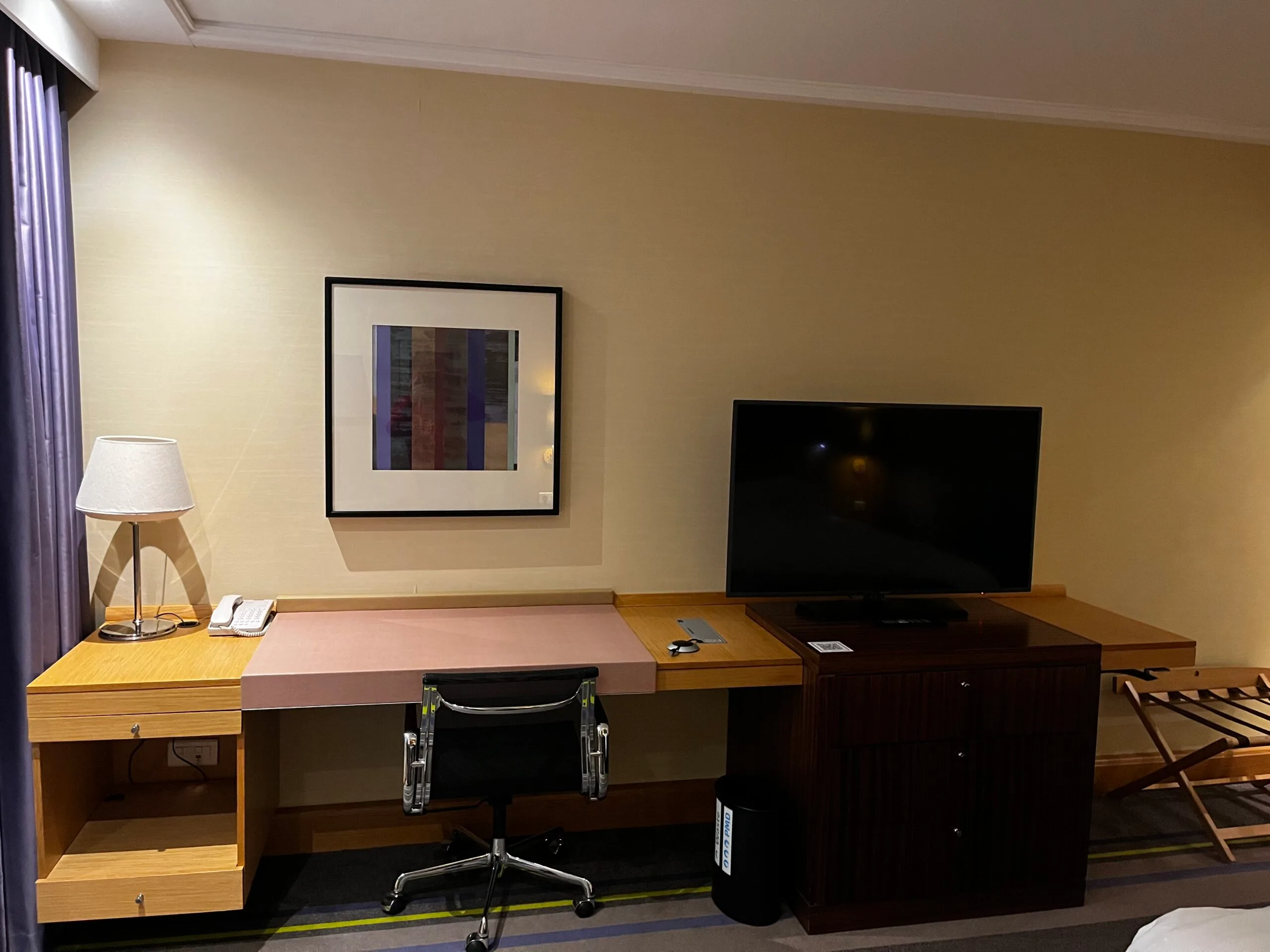 Zeitschriftenregal mit Zeitungen und Magazinen in einem Flughafen-Hotel