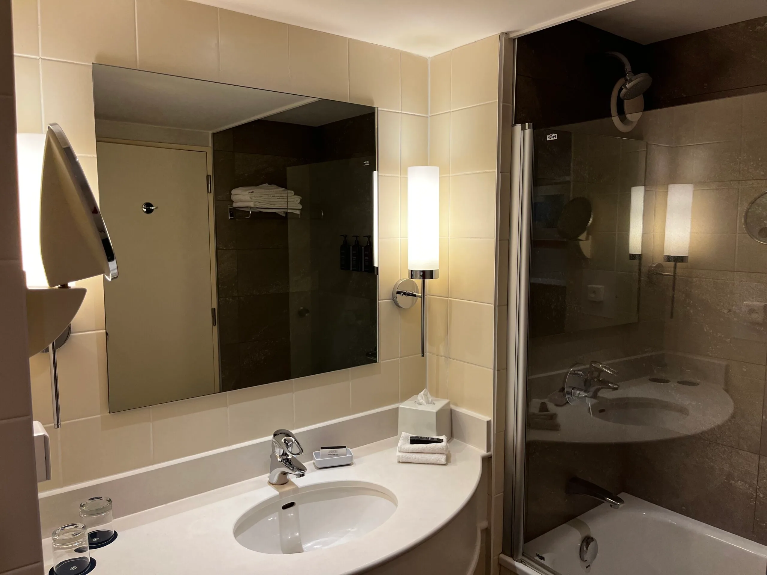 Hotelkabinett mit Kaffeemaschine und Kopierer