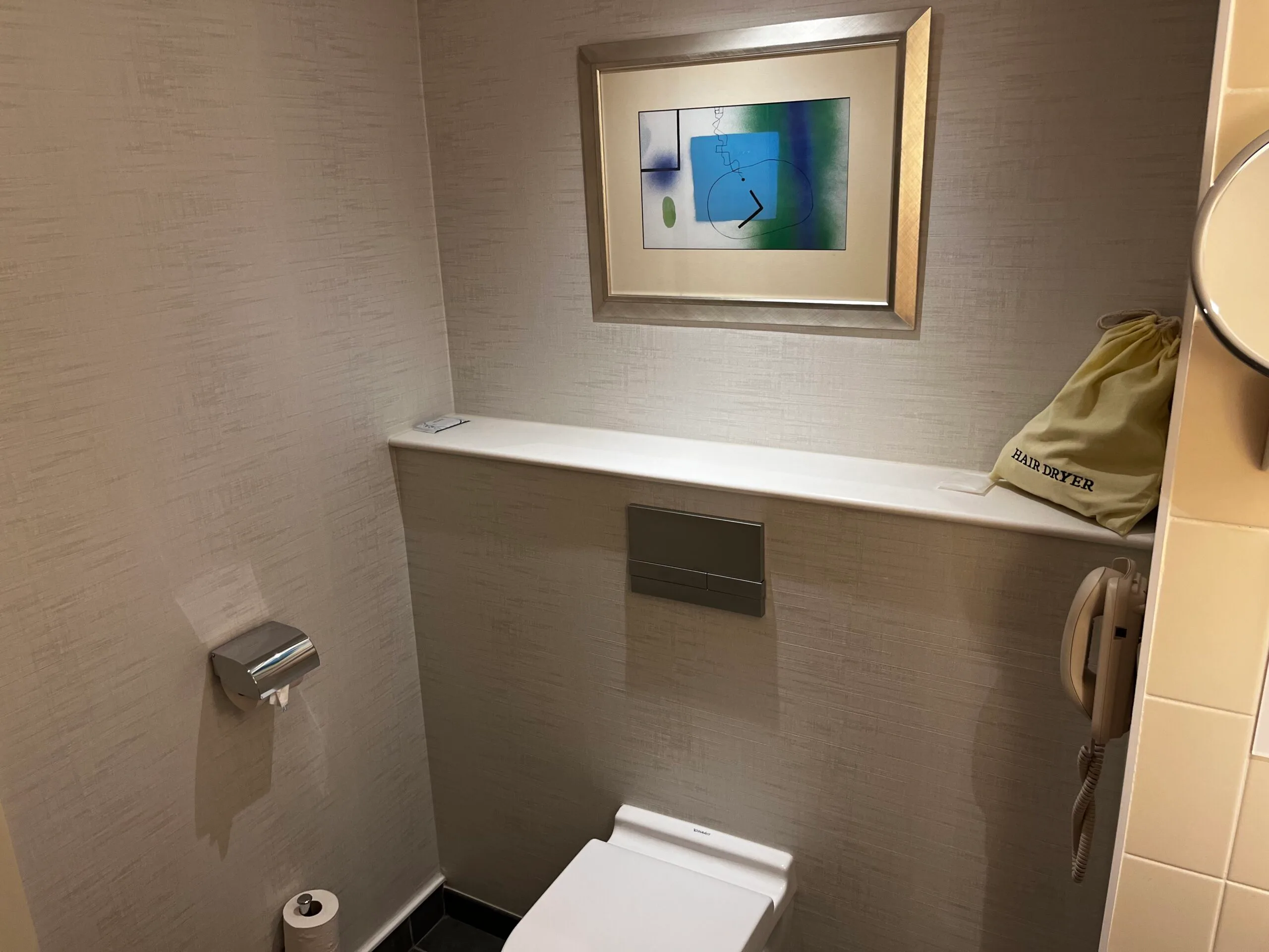 Lounge mit Sesseln und Couch im Flughafenhotel