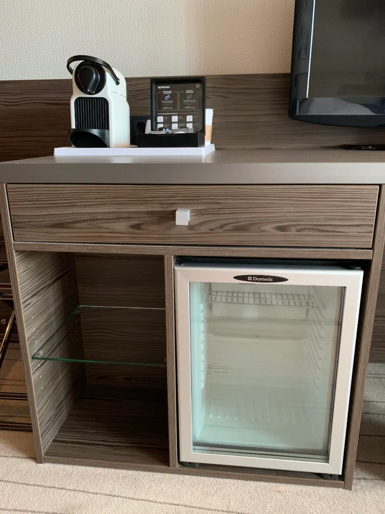 Hotelzimmerschrank mit Minibar und Kaffeemaschine