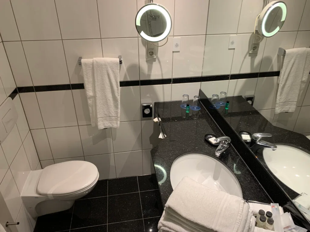 Gymnastikraum mit Fitnessgeräten und Pflanze