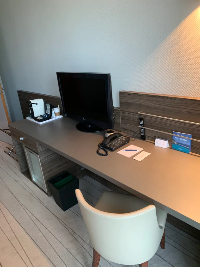 VIP-Saal-Eingang mit Pflanzenwand und Schiebetür