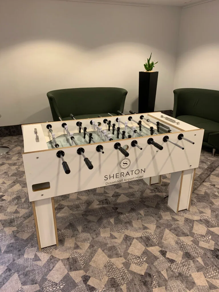 Frühstücksbuffet mit Gebäck und Keksen auf einer Bar im Flughafen-Sheraton-Hotel