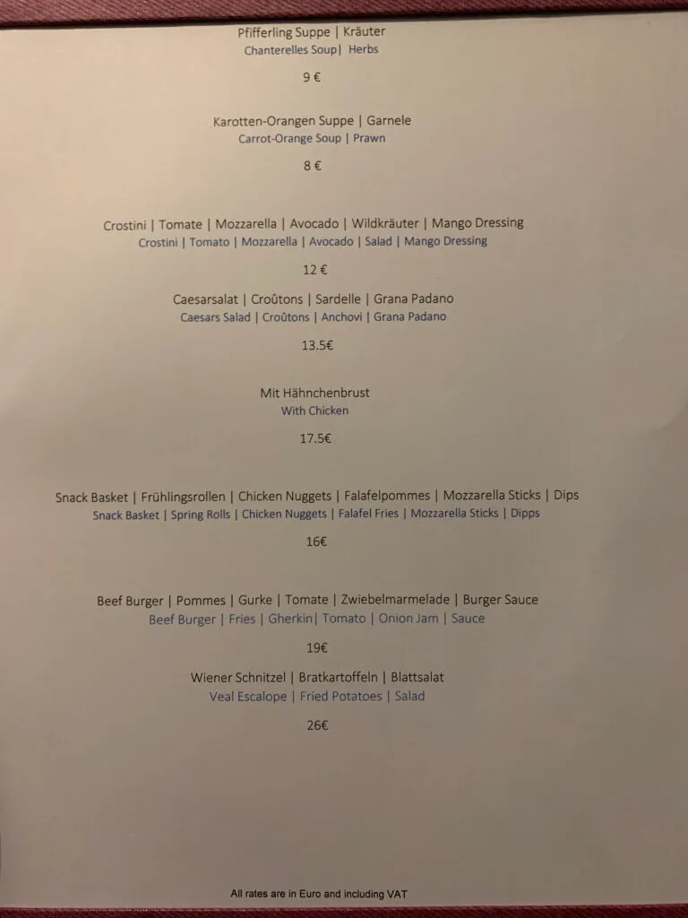 Kaffeeautomaten und Geschirr im Club Zimmer