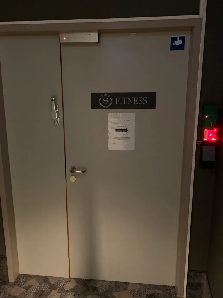 Frühstückbuffet mit verschiedenen Snacks und Getränken