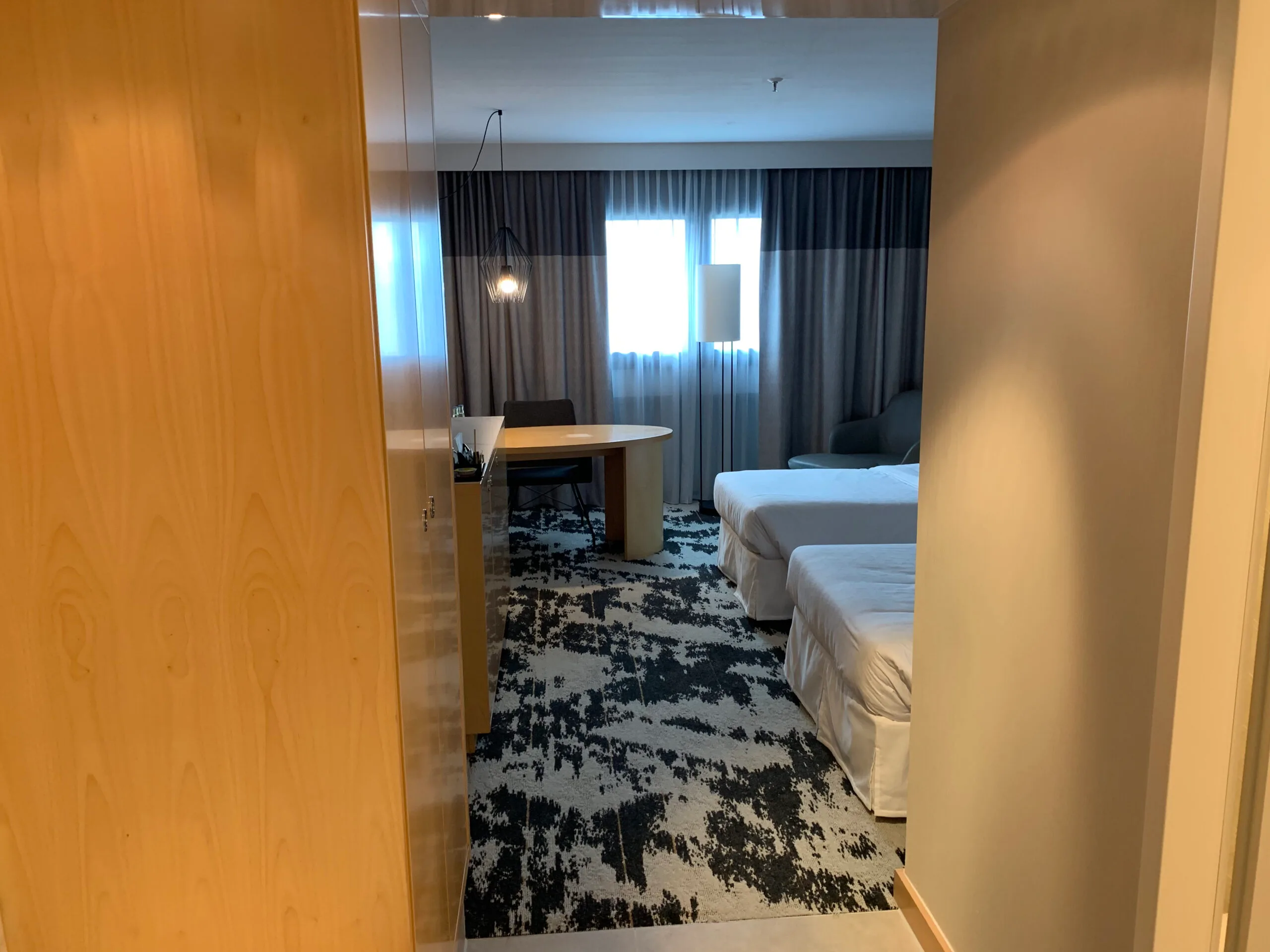Kaffeebar im Hotel mit Tischen und Getränkeautomaten