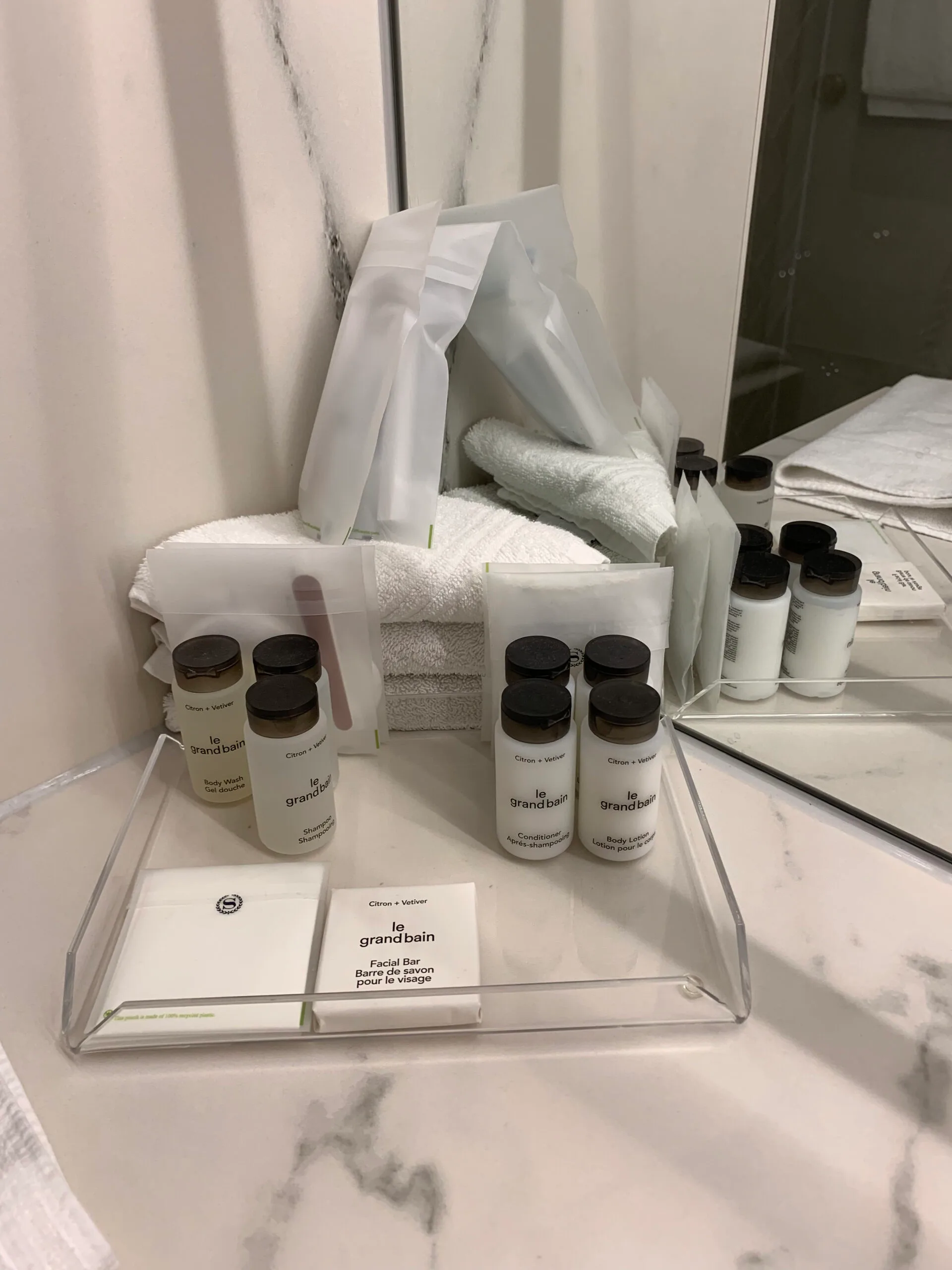 Rezeption mit Marmorfront und Holzgitter im Sheraton Frankfurt Airport Hotel